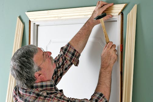 Peitelistojen naulaaminen Oven peitelistojen kiinnittäminen